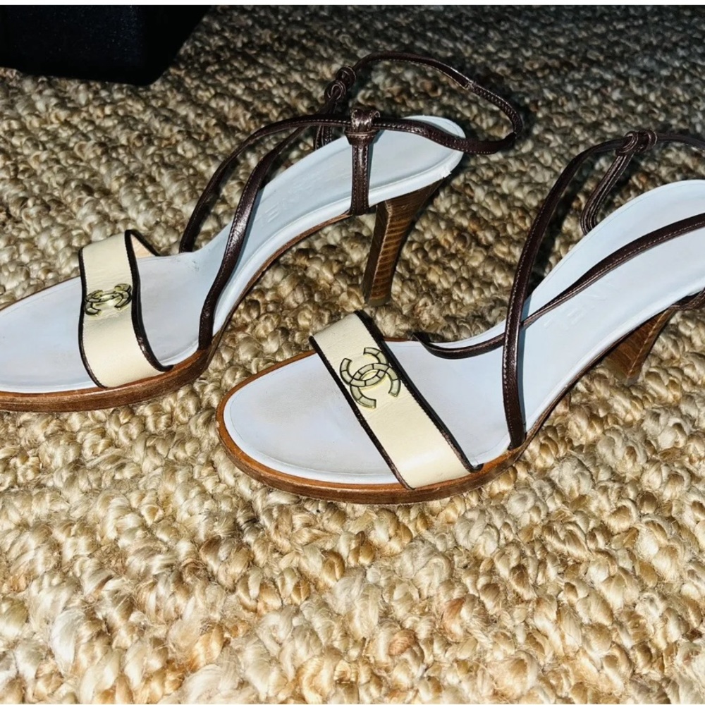 VINTAGE CHANEL HEELS - SIZE 8 🩵